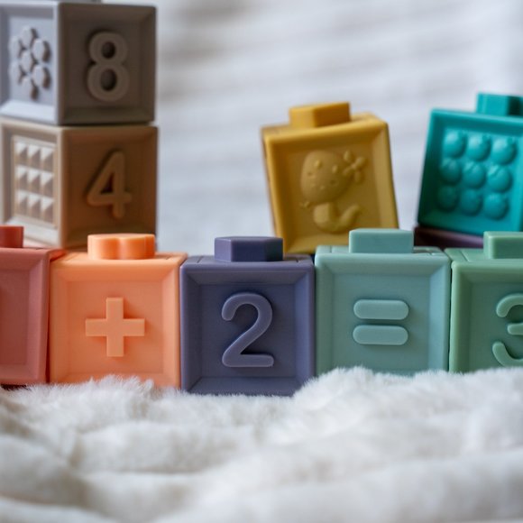 Silicone Interlocking Building Blocks - Picture 2 of 7